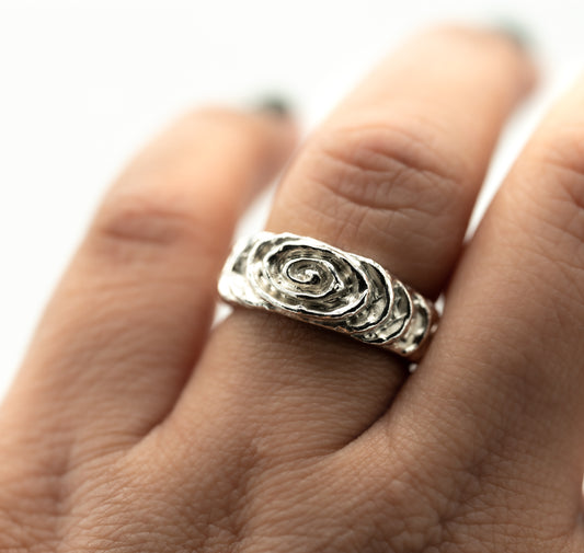 Illusion signature signet ring