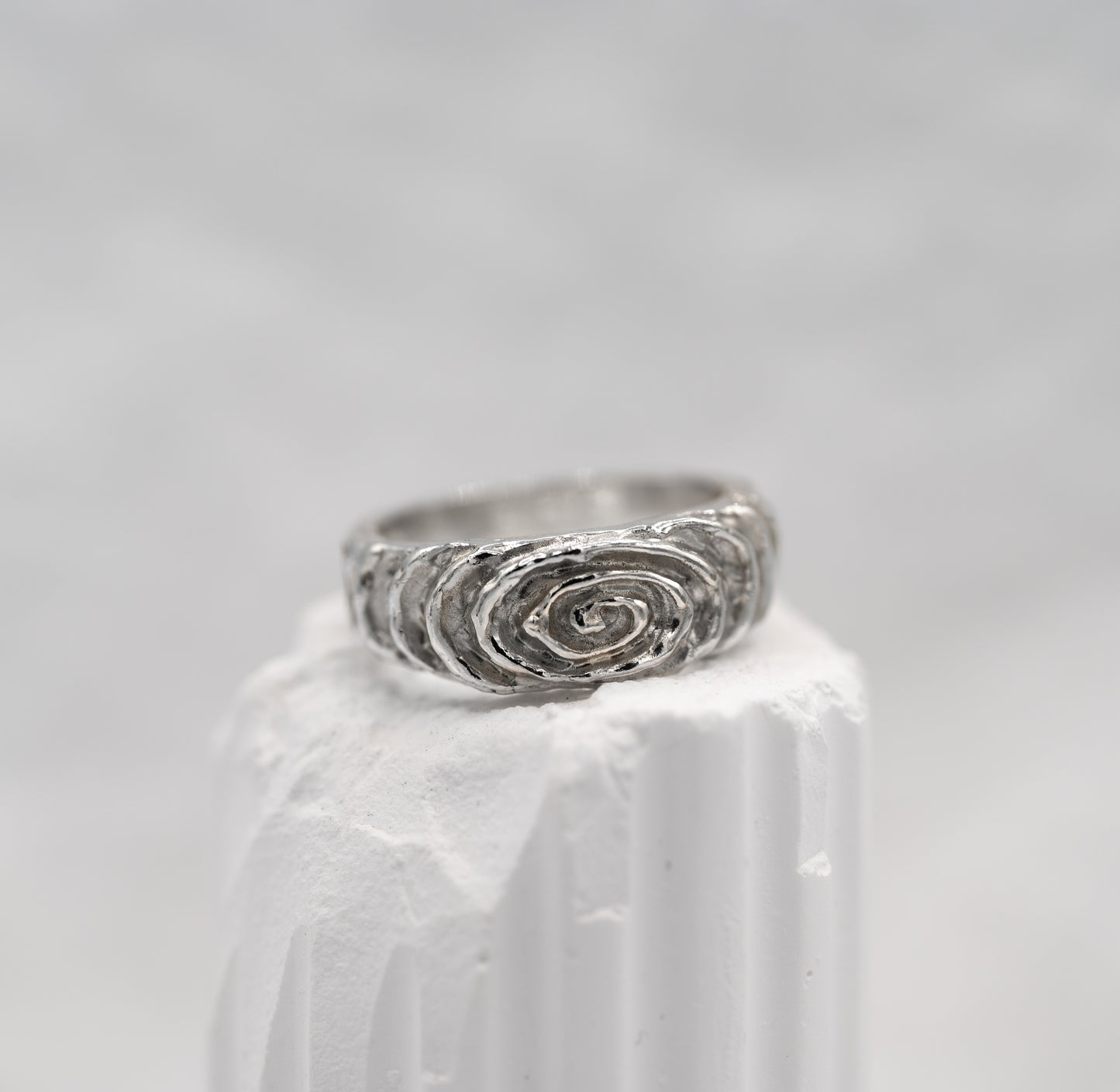 Illusion signature signet ring
